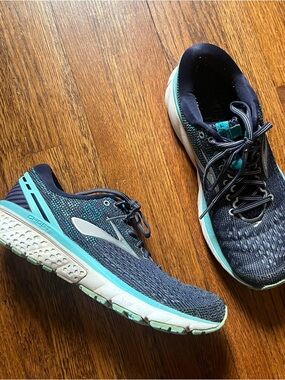 Brooks ghost 11 running shoes sneakers women’s 8.5 navy aqua
